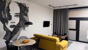 sala de estar con sofá amarillo y mesa en NordiK, en Valencia