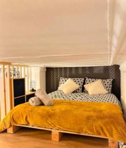 uma cama grande com duas almofadas em cima em Studio le petit nid douillet - Centre ville em Les Andelys