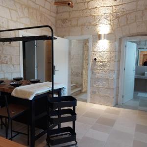 Zimmer mit Etagenbett und Tisch in der Unterkunft Palazzo Momi in Bari