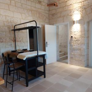 Cette chambre comprend une table et une douche. dans l'établissement Palazzo Momi, à Bari