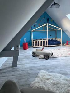una stanza per bambini con un'auto giocattolo sul pavimento di La maison des Rimains a Cancale