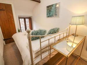 una camera con letto, tavolo e lampada di Courtyard Cottage a Kirkby Lonsdale