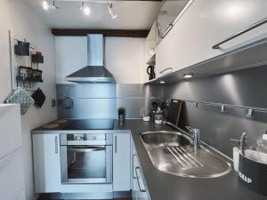 een keuken met een wastafel en een fornuis bij Dinbnb Apartments I Loft I Easy check-in in Bergen