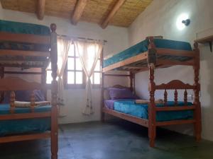 1 dormitorio con 2 literas y ventana en JN ALQUILERES en Maimará