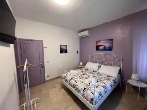 - une chambre avec un lit dans l'établissement Comeacasatua 2.0, à Bari