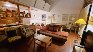 sala de estar con sofá y sillas y cocina en Architect’s house - peaceful and minimalistic, en Bled