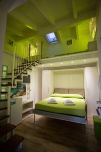 une chambre avec un lit vert et un escalier dans l'établissement Miramare Castellabate, à Santa Maria di Castellabate 75 autres photos