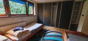 Kleines Zimmer mit einem Bett und einem Fenster in der Unterkunft Apartament pod Grojcem in Żywiec