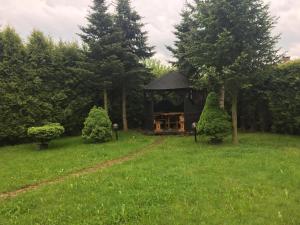 einen Pavillon inmitten eines grünen Gartens in der Unterkunft Apartament pod Grojcem in Żywiec