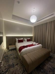 um quarto com uma cama grande num quarto em Golden New Quraish Jeddah em Jeddah