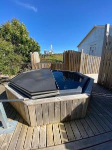 Bazén v ubytování Oceanfront holiday home with outdoor hot tub. nebo v jeho okolí