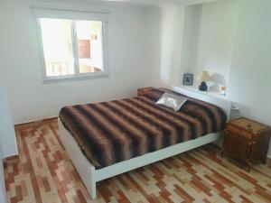 1 dormitorio con 1 cama grande y ventana en Doña Haydee en 