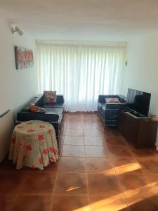 Las TapiasにあるDoña Haydeeのソファとテーブルのあるリビングルーム