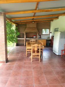 Las TapiasにあるDoña Haydeeのテーブルとキッチンのあるダイニングルーム