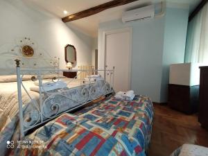 sypialnia z łóżkiem i lustrem w obiekcie Castelvecchio Alto w mieście Castelvecchio