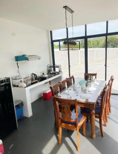 une salle à manger avec une table et des chaises ainsi qu'une cuisine dans l'établissement The Nova Scotia Resort Botolan, à Binuclutan