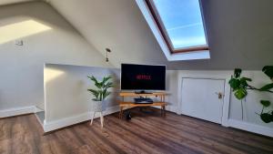 TV a/nebo společenská místnost v ubytování The Loft by Switchback Stays