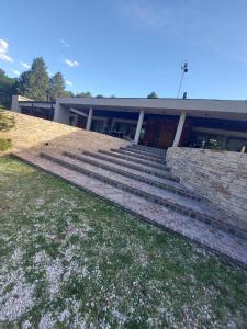 un conjunto de escaleras frente a un edificio en Casona de Campo Los Nogales en Santa Rosa de Calamuchita