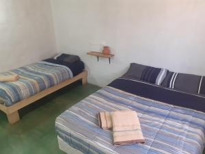 1 dormitorio con 2 camas y toallas. en JN ALQUILERES en Maimará