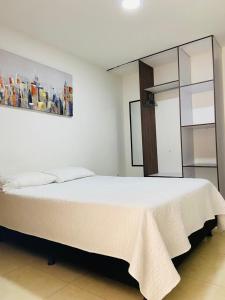 sypialnia z dużym białym łóżkiem w pokoju w obiekcie Hotel Daniels w mieście Fonseca