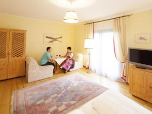 TV in/ali zabaviščno središče v nastanitvi Gasthof Zur Traube