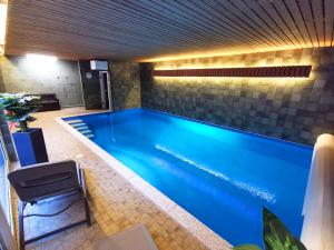 a swimming pool in a house with a lit up swimming pool at Ferienwohnung Fichtner in Stadtallendorf