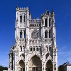 un gran edificio con una torre de reloj. en La P'tite récré, 3 couchages, sauna, balnéo en Amiens