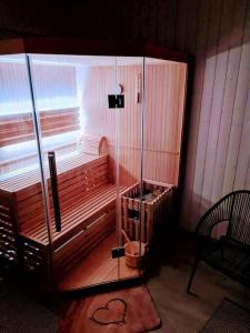 Habitación con banco de madera y ventana en La P'tite récré, 3 couchages, sauna, balnéo en Amiens