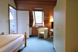 a bedroom with a bed and a desk and a window at BmB Schwa Monteurzimmer / Unterkunft in Schwaförden