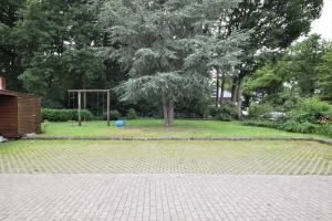 a garden with a tree and a goal at BmB Schwa Monteurzimmer / Unterkunft in Schwaförden