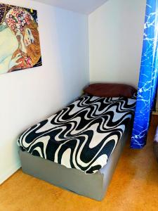 um quarto com uma cama com lençóis com estampas de zebra em Central studio apartment em Gotemburgo
