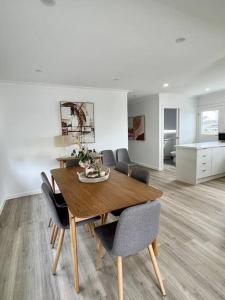 una sala da pranzo con tavolo e sedie in legno di Pet friendly, Family home close to town a Cowes