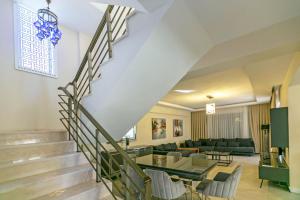eine Treppe in einem Wohnzimmer mit einem Tisch und Stühlen in der Unterkunft Paradise Town Villa Sillyon 100 MBPS free wifi in Belek