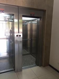 un ascensor en un edificio con las puertas abiertas en Departamento familiar de un dormitorio. Excelente ubicación en Santa Fe