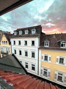una vista desde el techo de un edificio en Downtown Apartments Theatre, en Baden-Baden