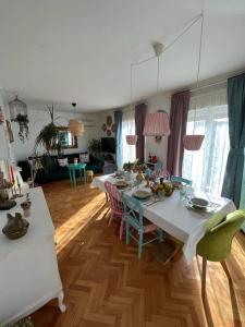 Posedenie v ubytovaní Family apartment near sea