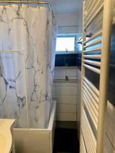 El Greco Ferienwohnung في Tieringen: حمام به ستارة دش رخامية وحوض استحمام