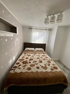 El Greco Ferienwohnung في Tieringen: غرفة نوم بسرير في غرفة النجوم على الحائط