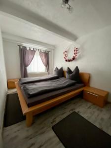 El Greco Ferienwohnung في Tieringen: غرفة نوم بسرير كبير مع نافذة