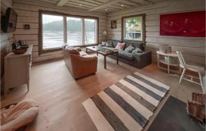 sala de estar con sofá y mesa en Cozy Home In Hrryda With House Sea View en Härryda