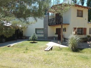 a house with a yard with a bench in front of it at Nuestro Hogar in Malargüe
