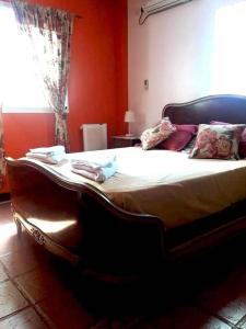 ein großes Bett in einem Zimmer mit Fenster in der Unterkunft Hotel y Casa de Campo Oasis Campero Ezeiza -San Vicente in San Vicente