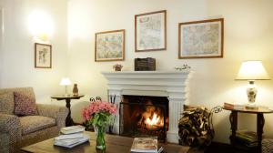 sala de estar con chimenea y silla en La Rabida Hotel Boutique, en Quito