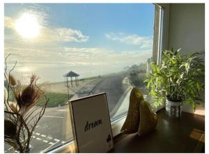 d'un bureau avec une fenêtre donnant sur une route. dans l'établissement Quirky 3 Bedroom house with great views, à Pembrokeshire