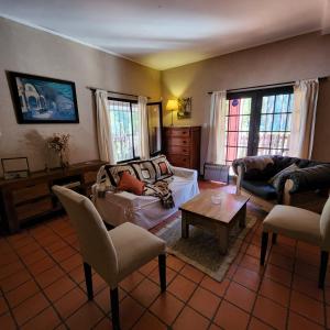 Sala de estar con 2 sofás y mesa de centro en Hotel y Casa de Campo Oasis Campero Ezeiza -San Vicente en San Vicente
