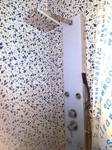 cabina de ducha con pared de color blanco y azul en le BLUE LAGOON, en Saint Martin