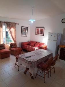 Apartamento en salta في سالتا: مطبخ وغرفة معيشة مع طاولة وكراسي