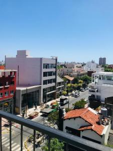 una vista aérea de una calle de la ciudad con edificios en DEPARTAMENTO 3 AMBIENTES ZONA PLAYA GRANDE en Mar del Plata
