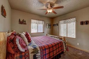 - une chambre avec un lit et un ventilateur de plafond dans l'établissement The Village Getaway, à Duck Creek Village