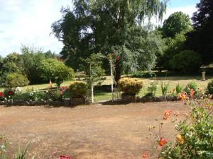 a park filled with lots of trees and shrubs at Tahara Cottage in Deloraine